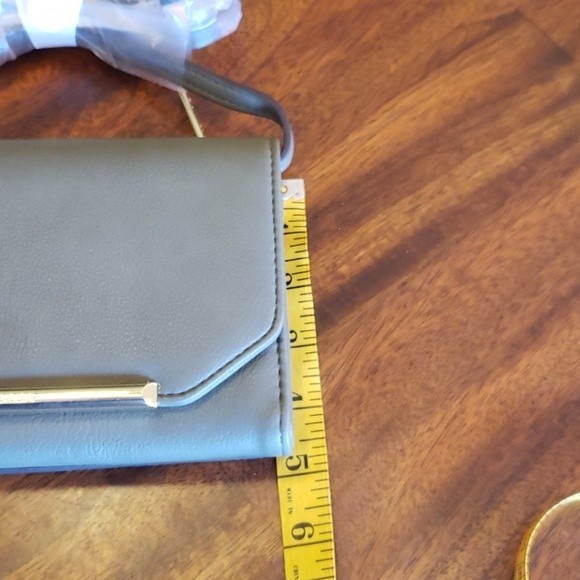 NWT Enzo Angiolini soft Green crossbody wallet purse With Gold Details - Picture 10 of 10